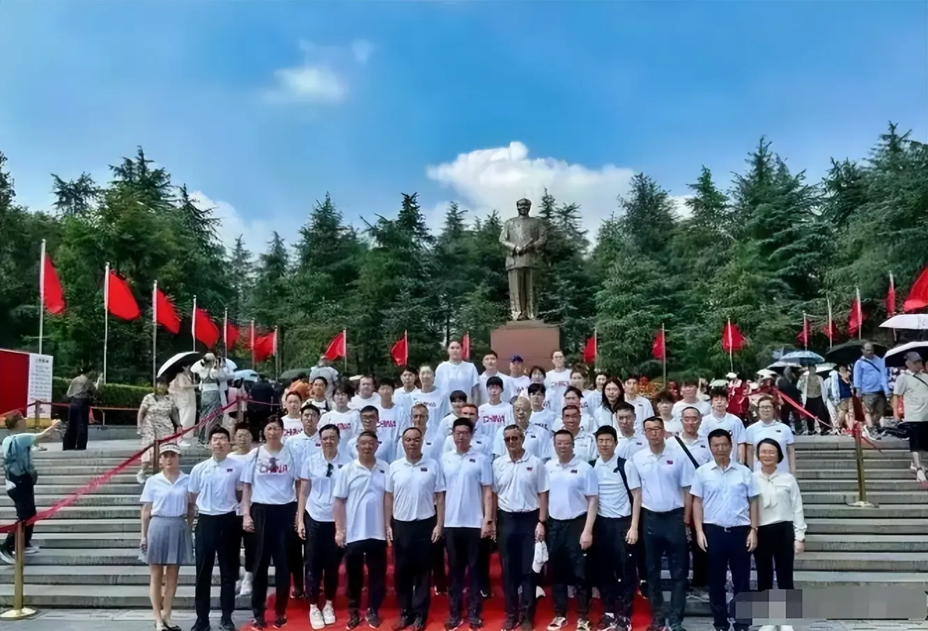 女篮新一届阵容大亮相！宫鲁鸣率队走进韶山，开启红色精神洗礼！