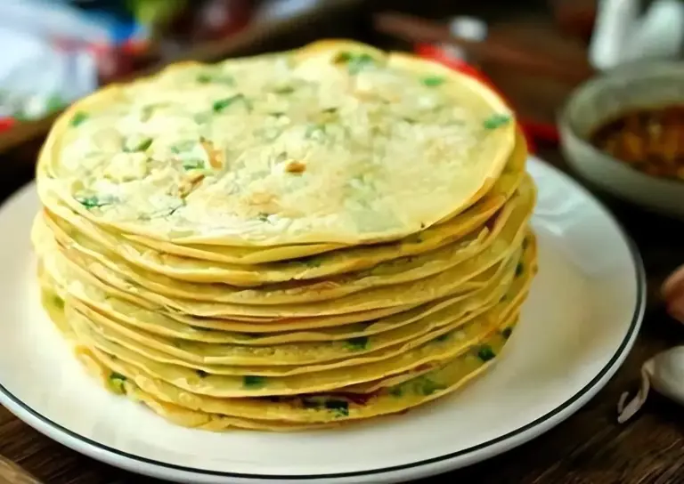 鸡蛋饼简单又好吃的做法，手不沾面，一搅一煎就上桌，太香了