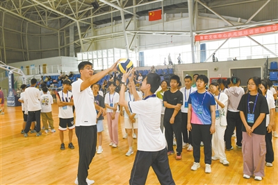 我市青少年排球夏令营开营