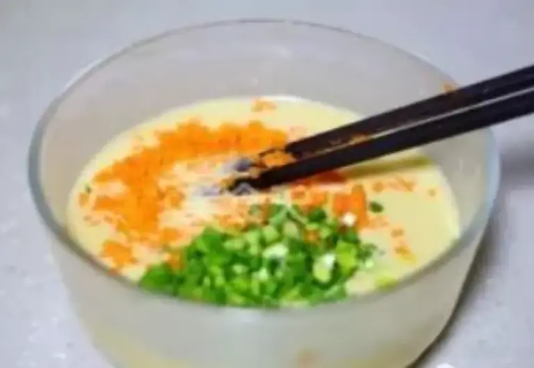 鸡蛋饼简单又好吃的做法，手不沾面，一搅一煎就上桌，太香了