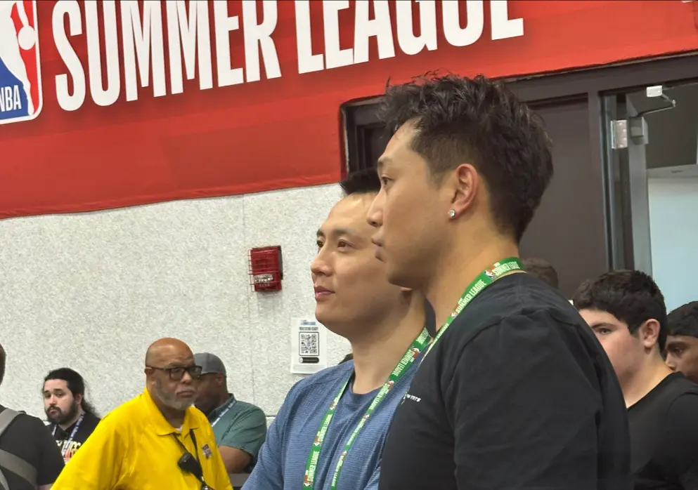 夏联热度拉满！CBA5位主帅观战，王博潘江邱彪热情讨论，卢伟积极_2