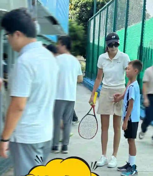 谢杏芳陪儿子打比赛，8岁小羽身高近150，出国半年网球进步好多_1