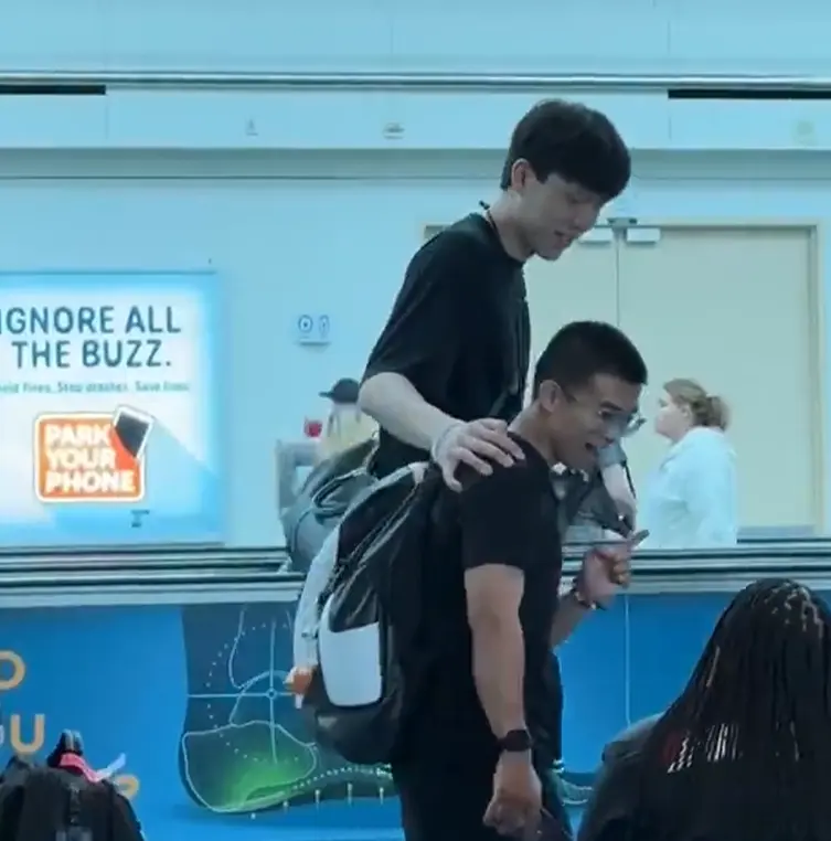 杨瀚森热度拉满！开拓者vlog给足待遇，与队友聊嗨，超20记者采访