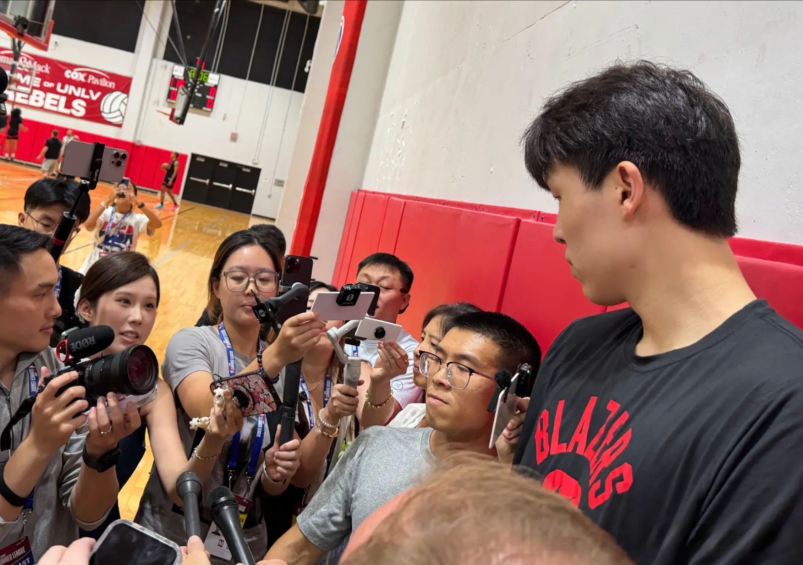 杨瀚森热度拉满！开拓者vlog给足待遇，与队友聊嗨，超20记者采访