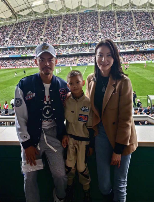 谢杏芳陪儿子打比赛，8岁小羽身高近150，出国半年网球进步好多