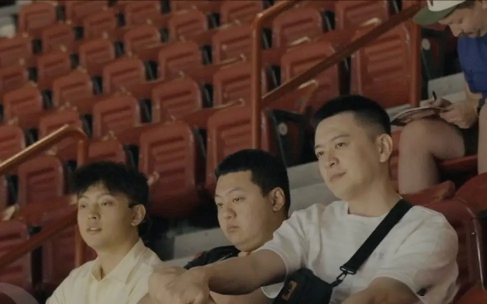 夏联热度拉满！CBA5位主帅观战，王博潘江邱彪热情讨论，卢伟积极