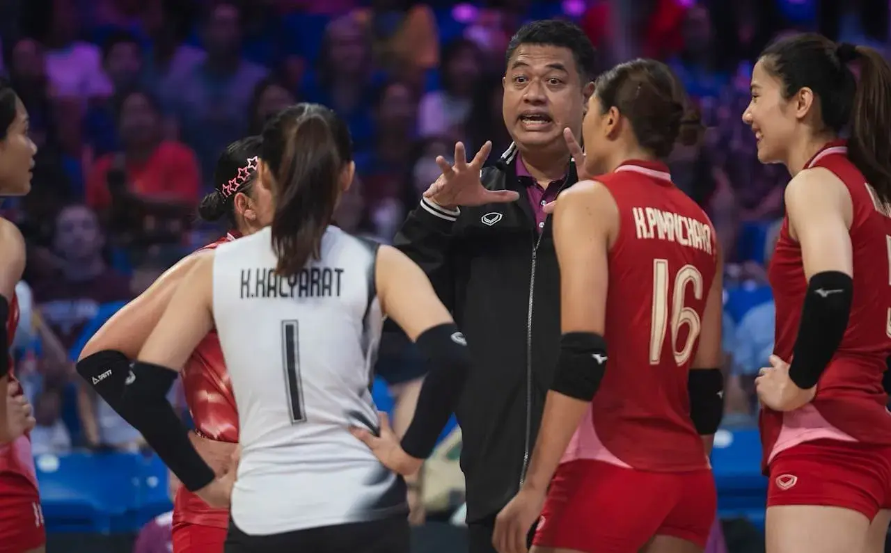 泰国女排闹笑话！比赛上演五打六，冯坤老公执教受质疑，恐被降级