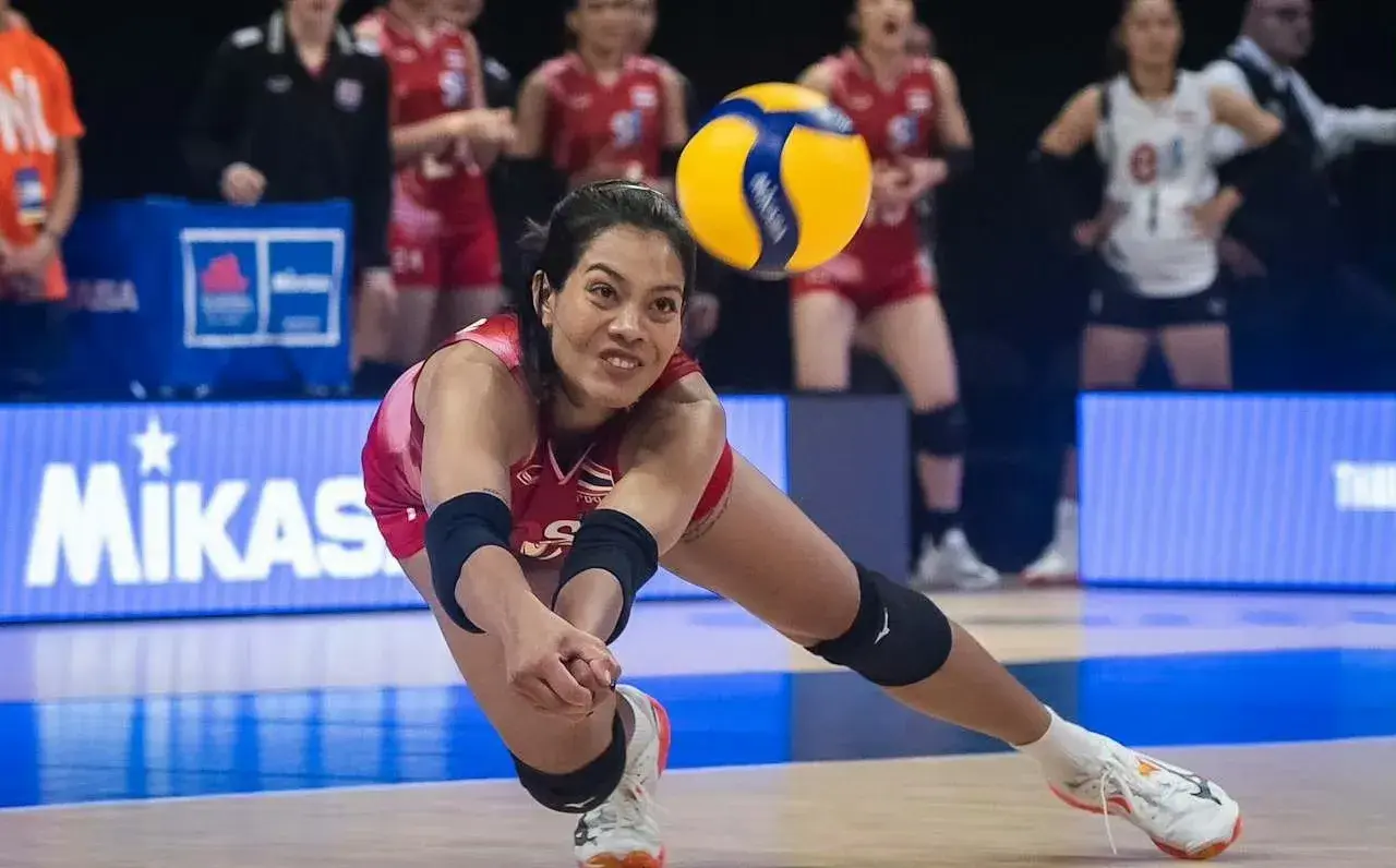 泰国女排闹笑话！比赛上演五打六，冯坤老公执教受质疑，恐被降级