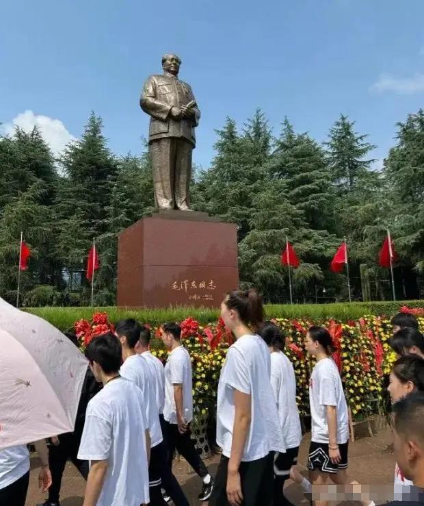 女篮新一届阵容大亮相！宫鲁鸣率队走进韶山，开启红色精神洗礼！