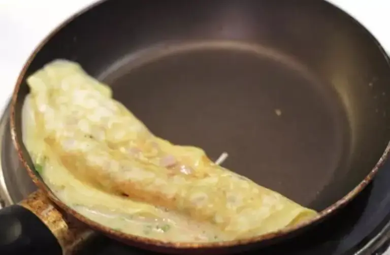 鸡蛋饼简单又好吃的做法，手不沾面，一搅一煎就上桌，太香了