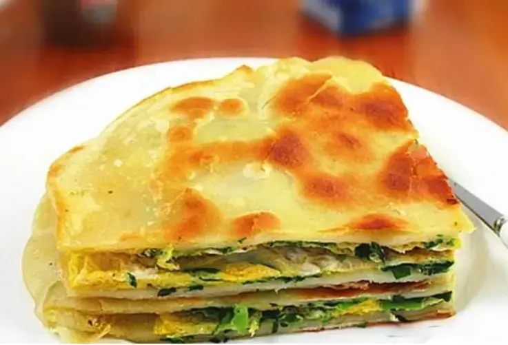 鸡蛋饼简单又好吃的做法，手不沾面，一搅一煎就上桌，太香了