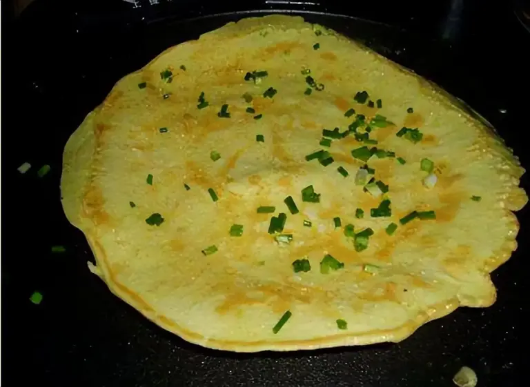 鸡蛋饼简单又好吃的做法，手不沾面，一搅一煎就上桌，太香了