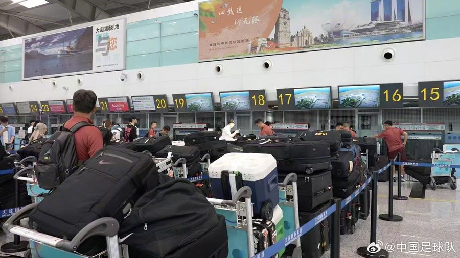 被指出征东亚杯携较多行李，国足回应：均为必要物资