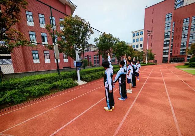 跑步姿势秒测，AI教你跳远，学生爱上体育课？