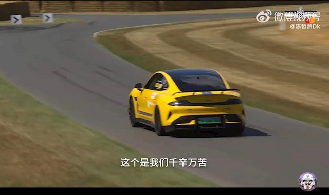 雷军点赞！挂着京牌的小米SU7 Ultra登上古德伍德赛道