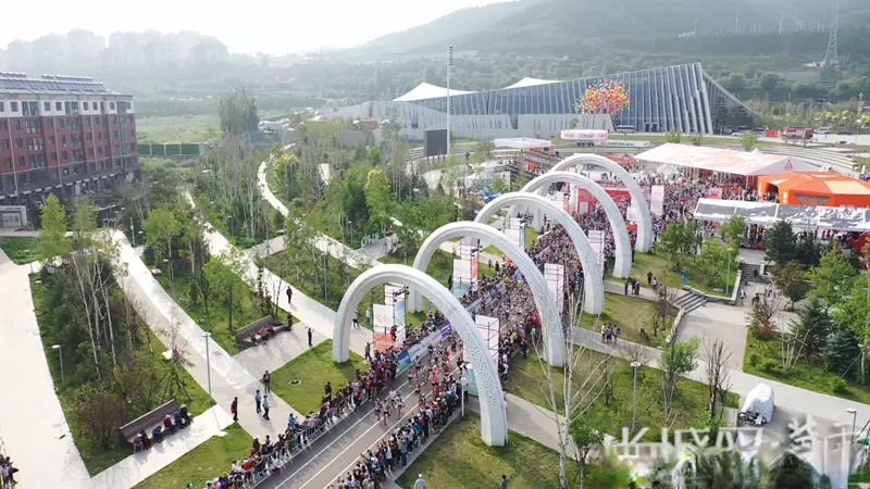 万名中外跑者激情竞速！2025崇礼168超级越野赛开跑