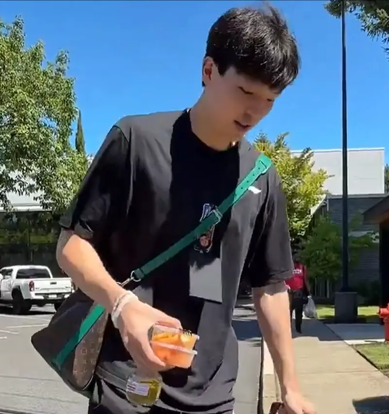 杨瀚森热度拉满！开拓者vlog给足待遇，与队友聊嗨，超20记者采访