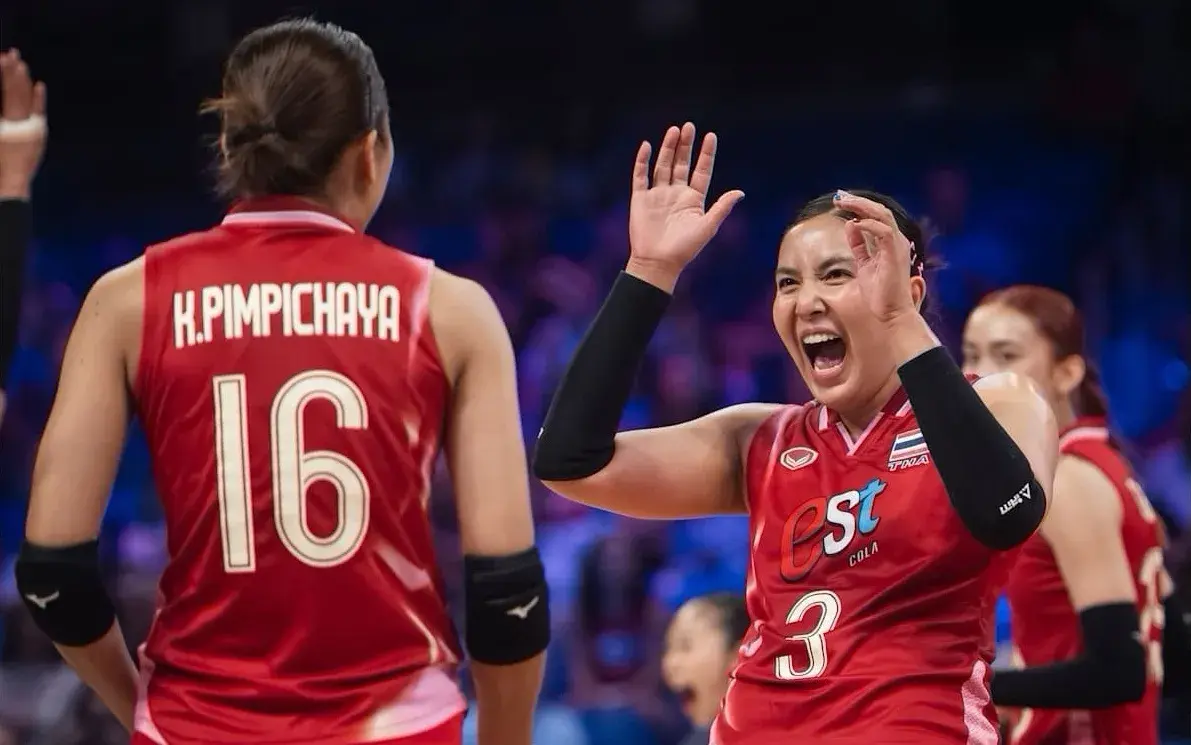 泰国女排闹笑话！比赛上演五打六，冯坤老公执教受质疑，恐被降级
