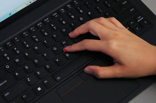 ThinkPad T14 Gen 6 AI元启版上手体验：延续经典，用AI助力降本增效
