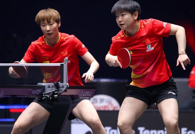 孙颖莎／王曼昱进女双4强！孙颖莎提女单失利，王曼昱强调沟通调整