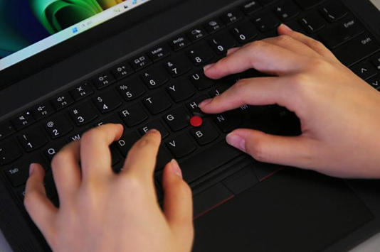 ThinkPad T14 Gen 6 AI元启版上手体验：延续经典，用AI助力降本增效