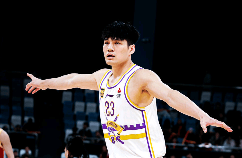 媒体人：广州队正全力追逐陈国豪，力争休赛期将他带到广州
