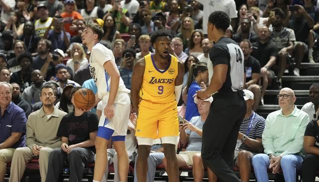 NBA夏季联赛 状元弗拉格首秀21中5 布朗尼8中2平分秋色 湖人输了2分