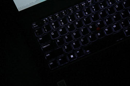 ThinkPad T14 Gen 6 AI元启版上手体验：延续经典，用AI助力降本增效