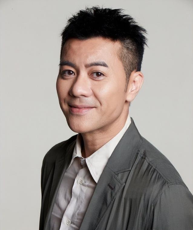 从足球少年到乐坛新星，梁汉文三次逆袭，人生翻盘有多燃？