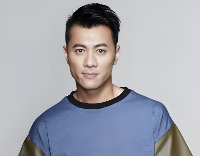 从足球少年到乐坛新星，梁汉文三次逆袭，人生翻盘有多燃？
