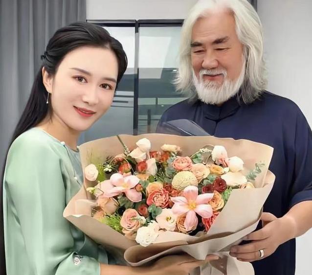 71岁导演娶小31岁娇妻，恩爱8年甜如蜜，现实却让滤镜碎