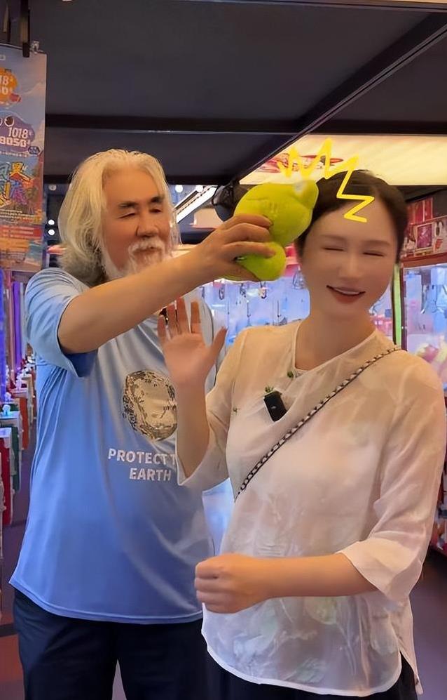 71岁导演娶小31岁娇妻，恩爱8年甜如蜜，现实却让滤镜碎