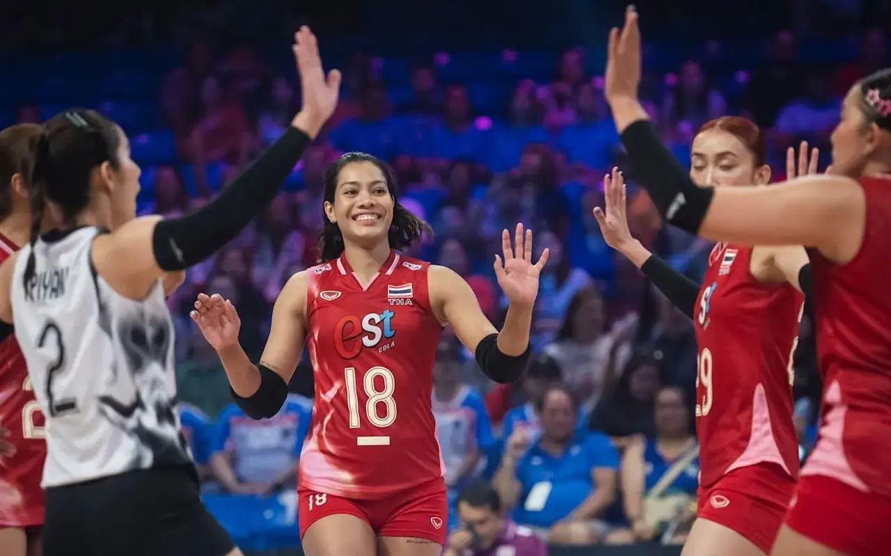 泰国女排闹笑话！比赛上演五打六，冯坤老公执教受质疑，恐被降级