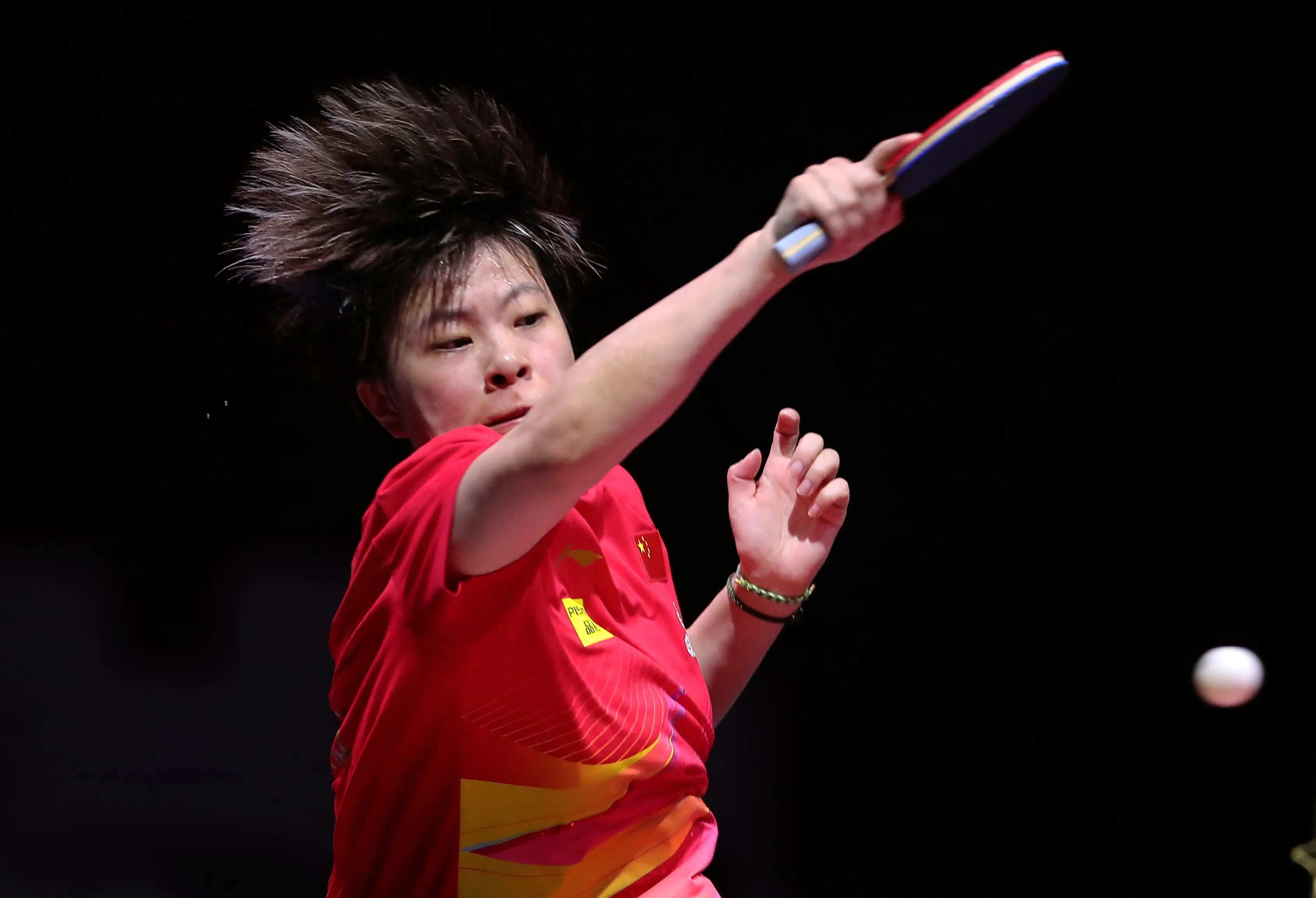 王艺迪遭削球手零封！孙颖莎王曼昱单打出局双打晋级，国乒迎内战
