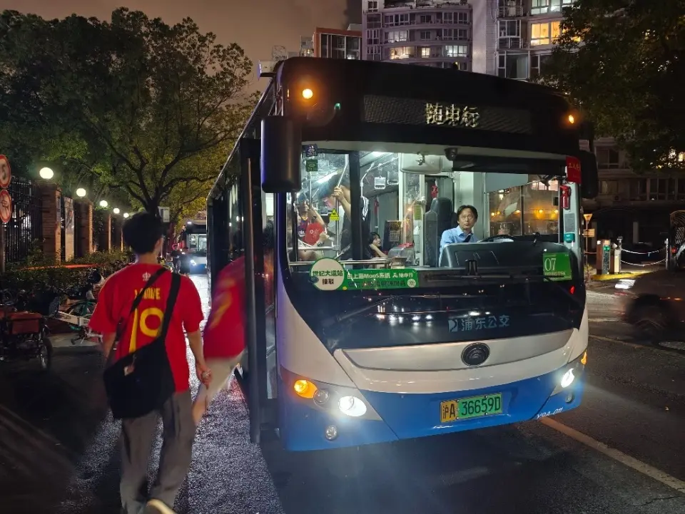 超万人集中离场，这场赛事，随申行用定制公交护航