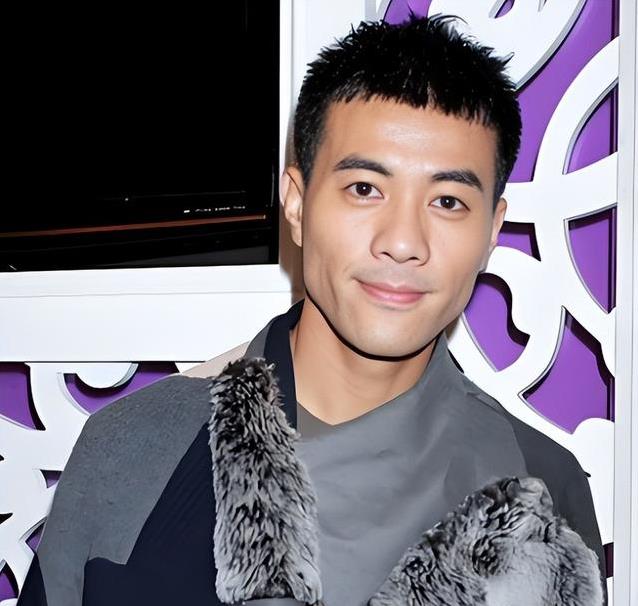 从足球少年到乐坛新星，梁汉文三次逆袭，人生翻盘有多燃？