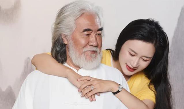 71岁导演娶小31岁娇妻，恩爱8年甜如蜜，现实却让滤镜碎