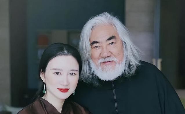 71岁导演娶小31岁娇妻，恩爱8年甜如蜜，现实却让滤镜碎