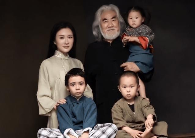 71岁导演娶小31岁娇妻，恩爱8年甜如蜜，现实却让滤镜碎