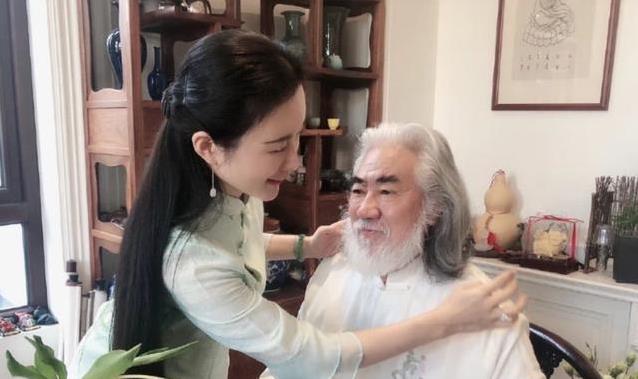 71岁导演娶小31岁娇妻，恩爱8年甜如蜜，现实却让滤镜碎