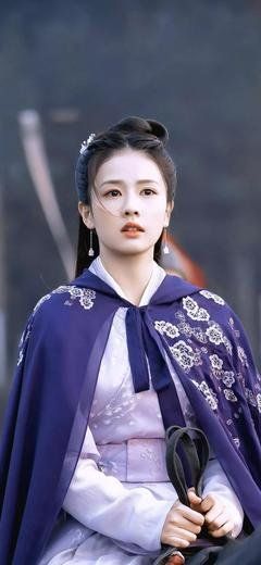 白鹿骑鲸鱼气球登场，竟意外落水！