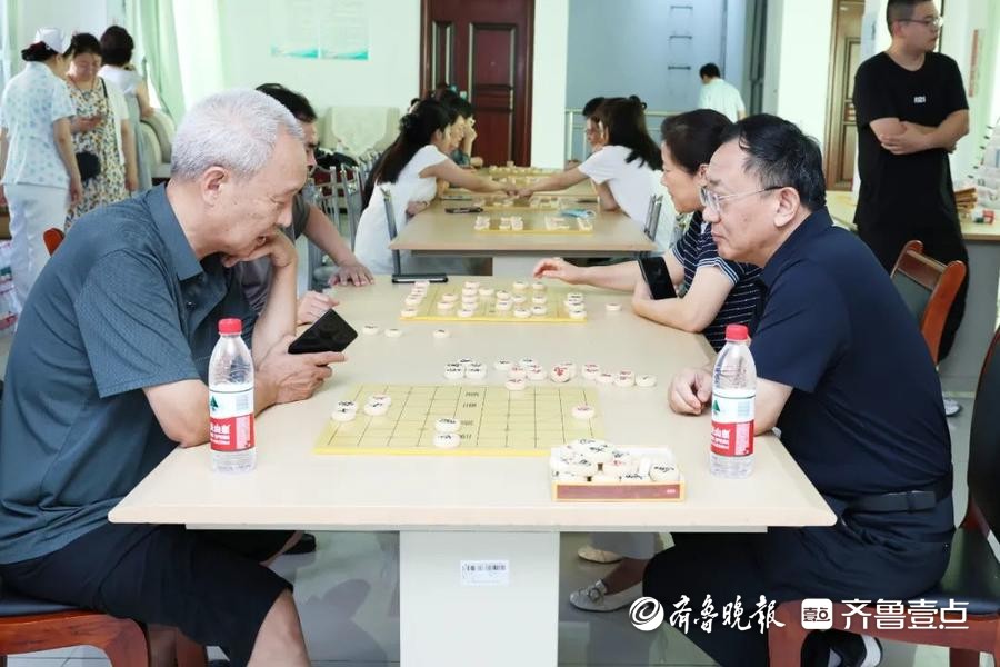 滕州市中心人民医院举办庆“七一”第四届象棋比赛