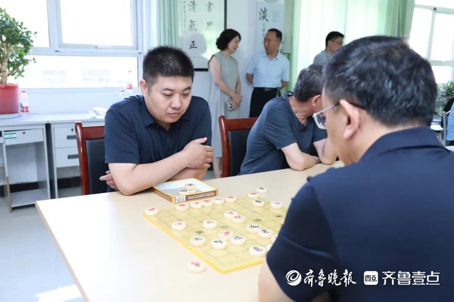 滕州市中心人民医院举办庆“七一”第四届象棋比赛