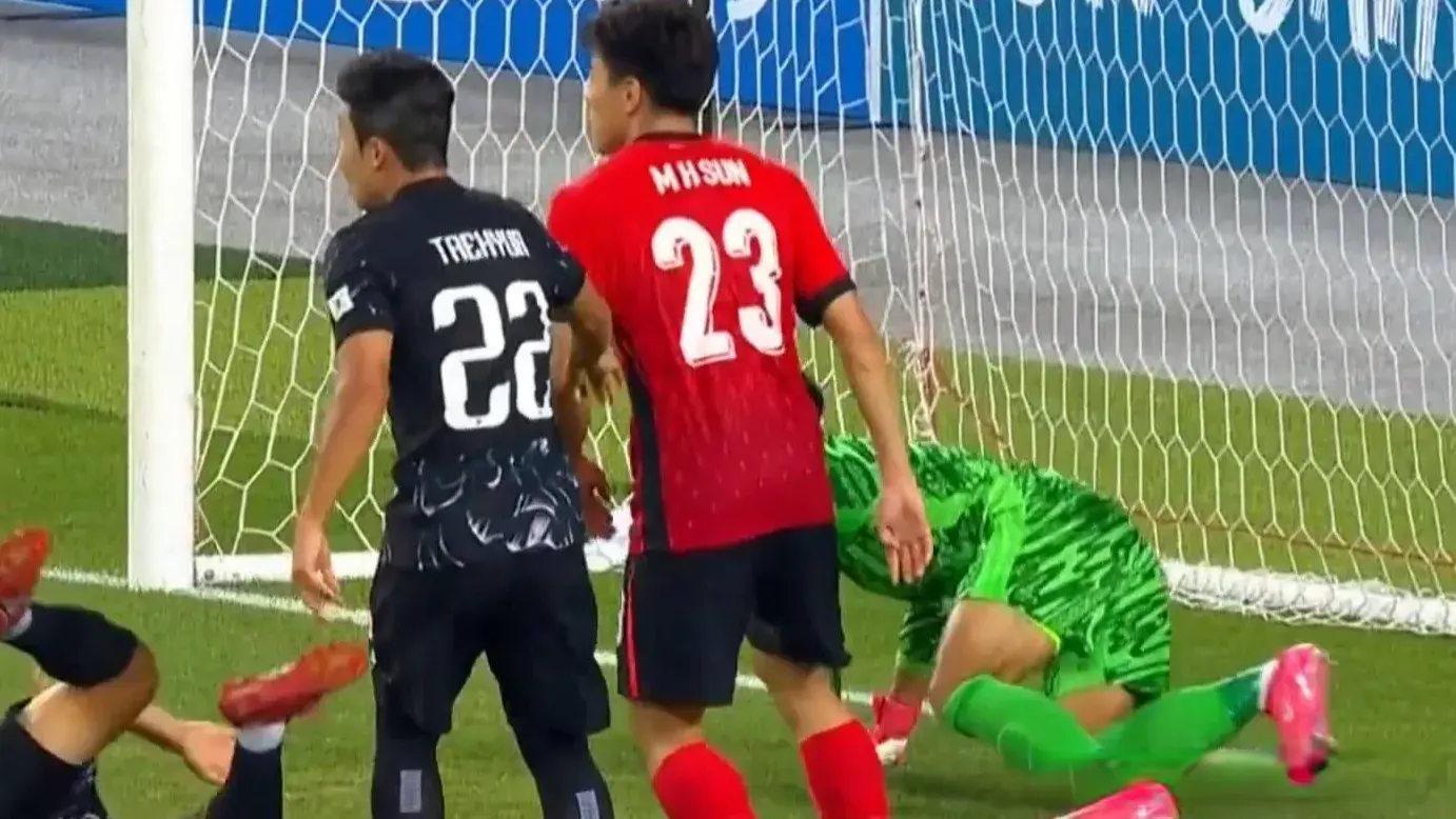 0-2！中国香港只输韩国两球，东亚杯两连败，末轮决战国足！