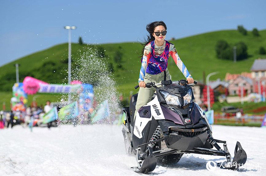 内蒙古呼伦贝尔：盛夏戏雪