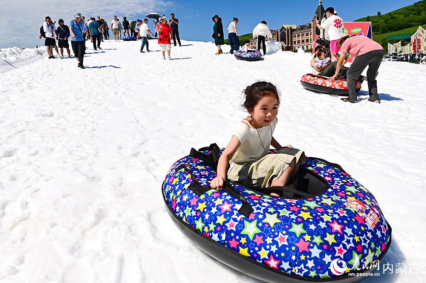 内蒙古呼伦贝尔：盛夏戏雪