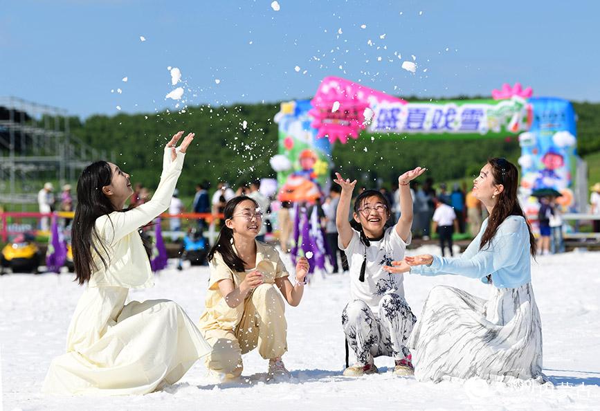 内蒙古呼伦贝尔：盛夏戏雪