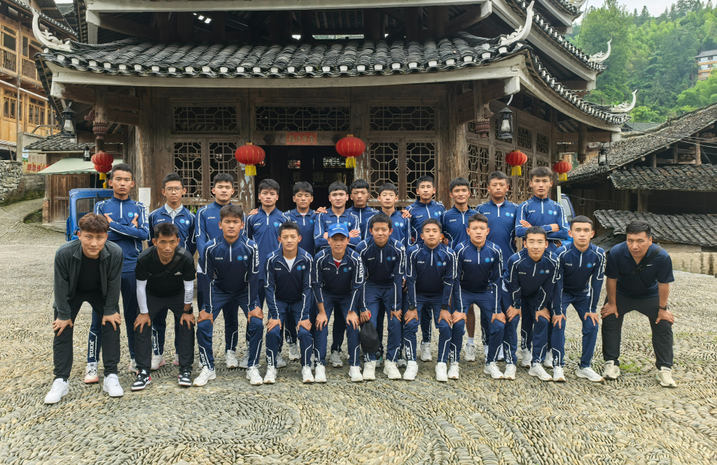 日喀则市上海实验学校足球队参观侗族村寨。