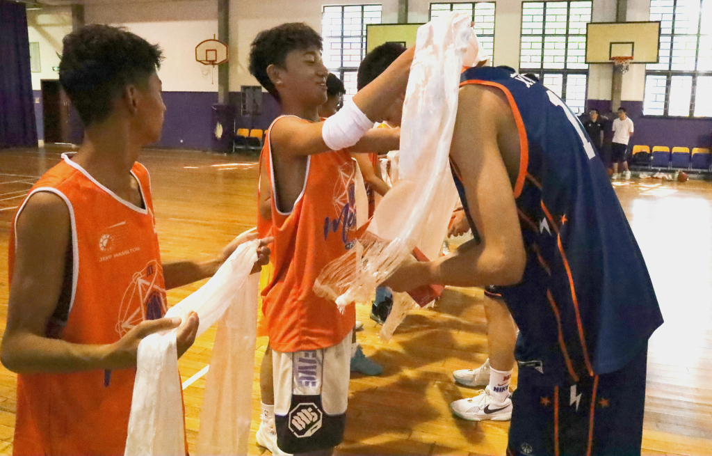 日喀则市上海实验学校篮球队与上海久事U15青年队交流。