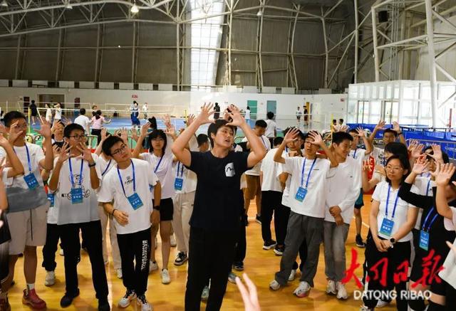 国家级教练团“手把手”教学，大同市青少年排球夏令营开营